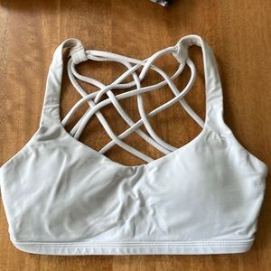 Free to Be Wild Sports Bra in white (size 4)